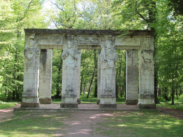 Behind the maze are 4 Caryatids: Pallas, Cybele, Hercules and Apollo. 