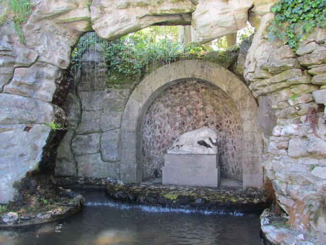 Also to the right is this unusual fountain. There's a ledge across the top and water is dripping down all of the way across the ledge. Sitting behind the dripping ledge was a tiger.