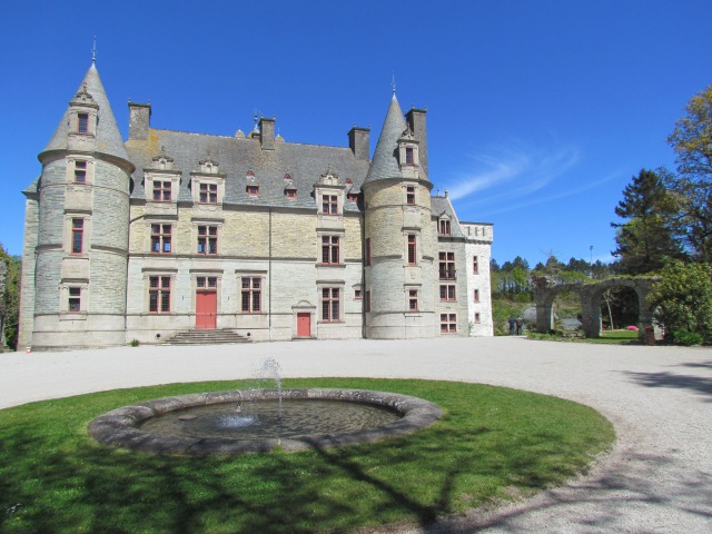 First look at the front of the chateau. There's a small fountain in the middle of the circular driveway.