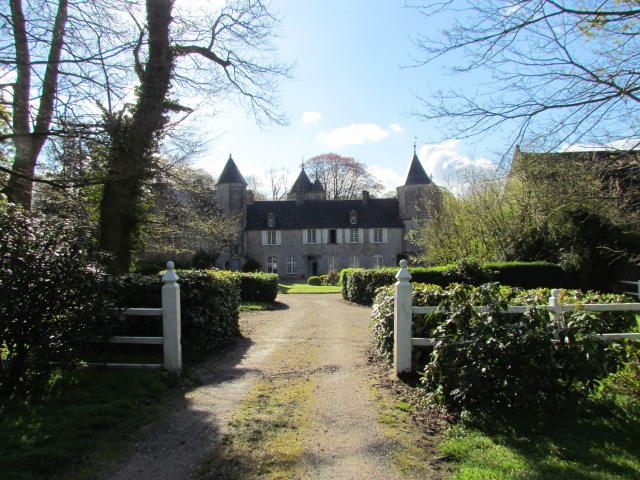 Here's another shot of the chateau as you head up the driveway.