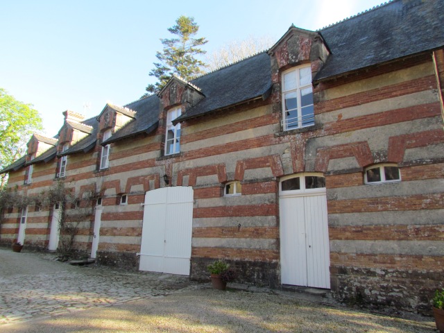 These are the original stables where they've now turned the 2nd floor into guest rooms.