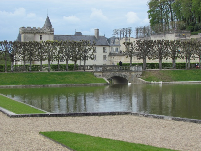 A pond in the shape of a Louis XV mirror.