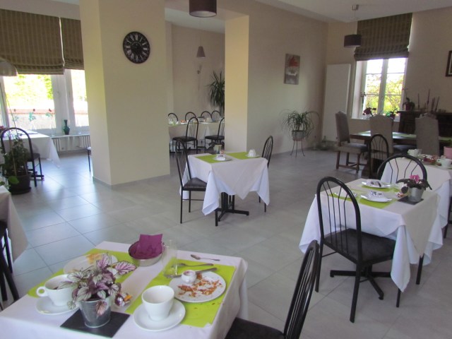 Cheerful breakfast room.