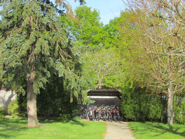 The hotel is on the Loire by Bike route and welcomes visitors traveling by bike. 