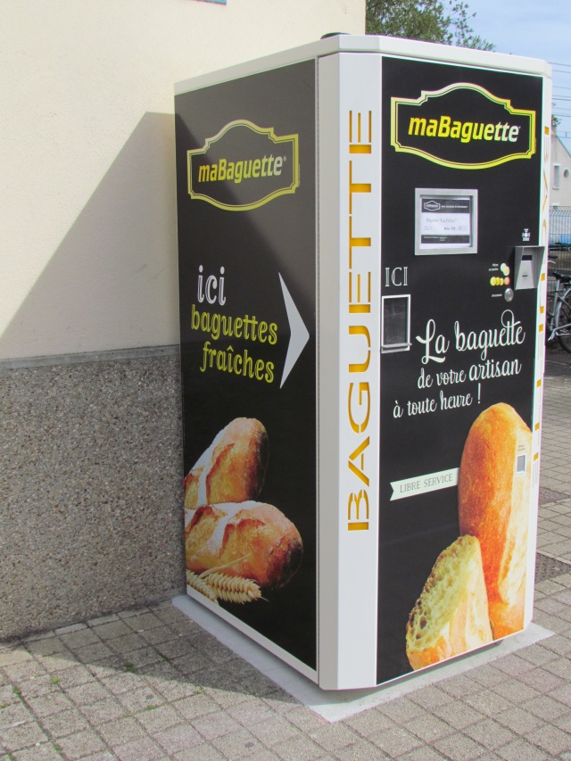 We spotted this baguette dispenser at the train station. We need one of these at work to go with our new soup machine!